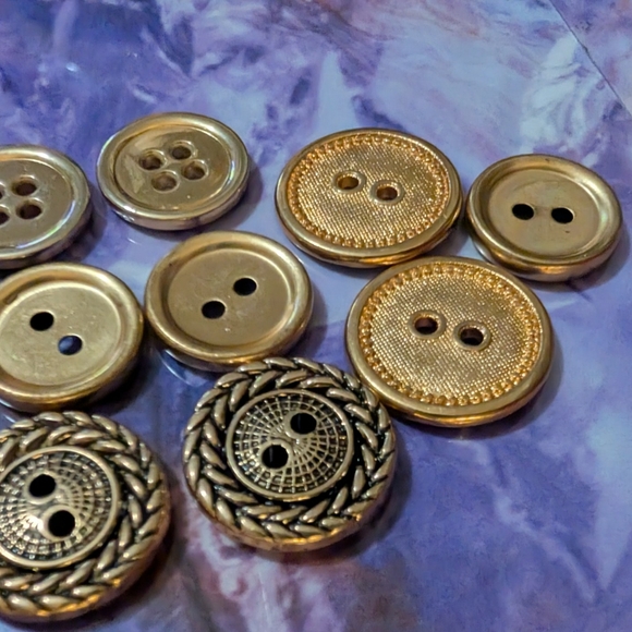 Gold colored metal buttons - Picture 2 of 2